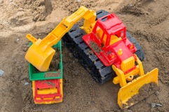 Carro de descargador del cargamento del excavador con la arena imágenes de archivo libres de regalías Carro de descargador del cargamento del excavador con la arena imágenes de archivo libres de regalías