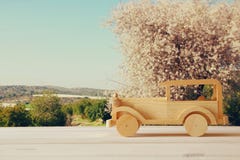 Carro de madeira do brinquedo do vintage sobre a tabela de madeira imagens de stock Carro de madeira do brinquedo do vintage sobre a tabela de madeira imagens de stock