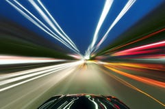 Carro na estrada com fundo do borrão de movimento foto de stock Carro na estrada com fundo do borrão de movimento foto de stock