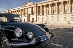 Carro preto bonito estacionado na frente do museu do Louvre, Paris do vintage, França imagens de stock Carro preto bonito estacionado na frente do museu do Louvre, Paris do vintage, França imagens de stock