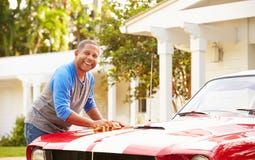 Carro restaurado limpeza aposentado do homem superior fotografia de stock royalty free Carro restaurado limpeza aposentado do homem superior fotografia de stock royalty free
