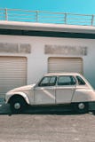 Carro retro do vintage estacionado no porto imagem de stock Carro retro do vintage estacionado no porto imagem de stock