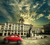 Carro vermelho do vintage velho, cena retro histórica Trieste, Italy imagens de stock Carro vermelho do vintage velho, cena retro histórica Trieste, Italy imagens de stock