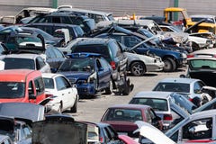 Carros em uma jarda da sucata Imagens de Stock Carros em uma jarda da sucata Imagens de Stock