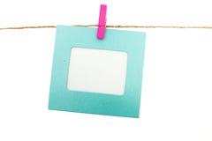 Carta della struttura e della molletta da bucato che appende sulla corda Fotografia Stock Libera da Diritti Carta della struttura e della molletta da bucato che appende sulla corda Fotografia Stock Libera da Diritti