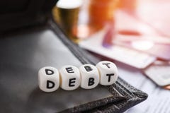 Carta di credito di debito e pila della moneta dei soldi/responsabilit? aumentate da consolidamento di debito di esenzione fotografia stock libera da diritti Carta di credito di debito e pila della moneta dei soldi/responsabilit? aumentate da consolidamento di debito di esenzione fotografia stock libera da diritti