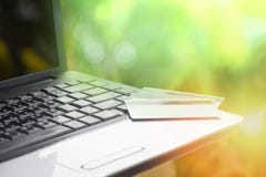 Carta di credito ed usando credito di compera online e la carta di debito di concetto di pagamento facile del computer portatile immagini stock libere da diritti Carta di credito ed usando credito di compera online e la carta di debito di concetto di pagamento facile del computer portatile immagini stock libere da diritti