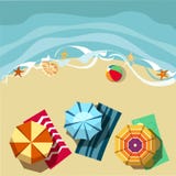 Carta di vacanza con gli ombrelli di spiaggia illustrazione vettoriale Carta di vacanza con gli ombrelli di spiaggia illustrazione vettoriale