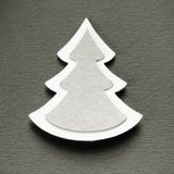 Carta monocromatica d'annata di progettazione di taglio della carta dell'albero di Natale immagini stock libere da diritti Carta monocromatica d'annata di progettazione di taglio della carta dell'albero di Natale immagini stock libere da diritti