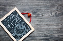 Cartaz com inscrição estilizado do giz da pizza imagens de stock Cartaz com inscrição estilizado do giz da pizza imagens de stock