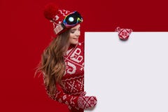 Cartaz feliz da venda da posse do sorriso da menina do inverno, excit novo atrativo foto de stock royalty free Cartaz feliz da venda da posse do sorriso da menina do inverno, excit novo atrativo foto de stock royalty free