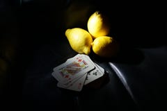Carte da gioco con i chip variopinti per giocare poker fotografia stock Carte da gioco con i chip variopinti per giocare poker fotografia stock