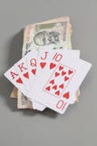 Carte da gioco di vampata reale e banconote indiane della rupia di valuta immagine stock libera da diritti Carte da gioco di vampata reale e banconote indiane della rupia di valuta immagine stock libera da diritti