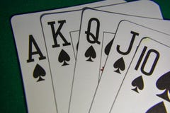 Carte da gioco su una vampata reale della tavola del poker immagine stock Carte da gioco su una vampata reale della tavola del poker immagine stock
