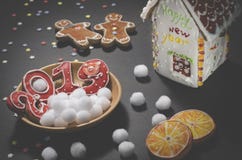 Carte de Noël : d'un plat en bois sont les biscuits de gingembre rouge sous forme de numéros 2019 et flocons de neige ronds blanc images libres de droits Carte de Noël : d'un plat en bois sont les biscuits de gingembre rouge sous forme de numéros 2019 et flocons de neige ronds blanc images libres de droits