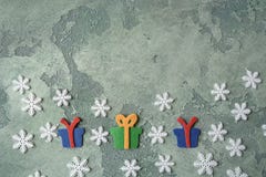 Carte de Noël Flocons de neige et giftboxes de feutre sur le fond en pierre vert Vue supérieure Copiez l'espace Configuration pla photo stock Carte de Noël Flocons de neige et giftboxes de feutre sur le fond en pierre vert Vue supérieure Copiez l'espace Configuration pla photo stock