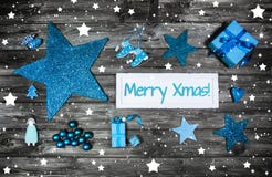 Carte de voeux de Joyeux Noël dans bleu et blanc avec un SI en bois photo stock Carte de voeux de Joyeux Noël dans bleu et blanc avec un SI en bois photo stock