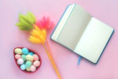 Carte de voeux de Pâques avec des oeufs dans le carnet de cuvette photos stock Carte de voeux de Pâques avec des oeufs dans le carnet de cuvette photos stock