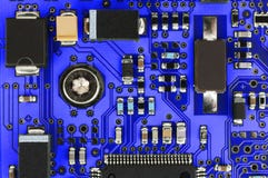 Carte PCB bleue avec les composants électroniques Images stock