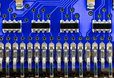 Carte PCB bleue avec les composants électroniques Images stock
