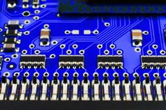 Carte PCB bleue avec les composants électroniques Photos libres de droits