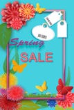 Carte verticale de vente de printemps avec les fleurs et les feuilles colorées, les papillons et les labels avec code barres abst illustration libre de droits Carte verticale de vente de printemps avec les fleurs et les feuilles colorées, les papillons et les labels avec code barres abst illustration libre de droits