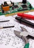 Carte électronique outils de précision et câble de multimètre sur le diagramme de l'électronique Photo stock