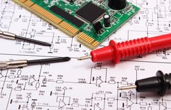 Carte électronique outils de précision et câble de multimètre sur le diagramme de l'électronique Photo libre de droits