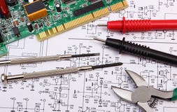 Carte électronique outils de précision et câble de multimètre sur le diagramme de l'électronique Image libre de droits