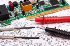 Carte électronique outils de précision et câble de multimètre sur le diagramme de l'électronique Photographie stock libre de droits