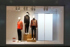 Cartelera en blanco de los maniquíes masculinos de la ventana de la tienda de la ropa imagenes de archivo Cartelera en blanco de los maniquíes masculinos de la ventana de la tienda de la ropa imagenes de archivo