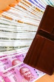 Cartera de cuero con el indio a estrenar 10, 50, 100, 200, 500, 2000 rupias de billetes de banco Cartera de cuero con el indio a estrenar 10, 50, 100, 200, 500, 2000 rupias de billetes de banco