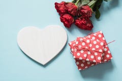 Cartolina d'auguri di giorno del `s del biglietto di S Mazzo delle rose rosse e del regalo, cuore come spazio in bianco per testo immagini stock Cartolina d'auguri di giorno del `s del biglietto di S Mazzo delle rose rosse e del regalo, cuore come spazio in bianco per testo immagini stock