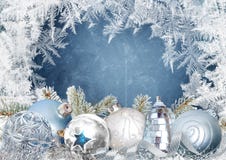 Cartolina d'auguri di Natale con le belle palle su un fondo nevoso blu con i modelli gelidi Immagine Stock Libera da Diritti Cartolina d'auguri di Natale con le belle palle su un fondo nevoso blu con i modelli gelidi Immagine Stock Libera da Diritti