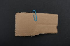 Cartone con la clip isolata su fondo nero Spazio per il vostro messaggio, modello immagine stock Cartone con la clip isolata su fondo nero Spazio per il vostro messaggio, modello immagine stock