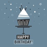 Cartão com queque, texto, velas, estrelas Feliz aniversario! ilustração stock Cartão com queque, texto, velas, estrelas Feliz aniversario! ilustração stock