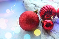 Cartão de Natal Fundo bonito do Natal Lotes das bolas vermelhas grandes e pequenas no fundo azul da textura Circl branco dos floc imagem de stock royalty free Cartão de Natal Fundo bonito do Natal Lotes das bolas vermelhas grandes e pequenas no fundo azul da textura Circl branco dos floc imagem de stock royalty free