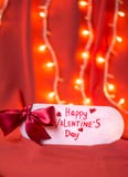 Cartão feliz do dia de Valentim contra o fundo vermelho imagem de stock Cartão feliz do dia de Valentim contra o fundo vermelho imagem de stock