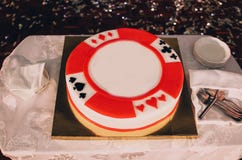 Cartões festivos do pôquer do estilo do casino da decoração do bolo fotografia de stock Cartões festivos do pôquer do estilo do casino da decoração do bolo fotografia de stock