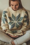 Casa accogliente La bella ragazza sta leggendo un libro sul letto buongiorno con tè Distensione graziosa della ragazza Il concett fotografia stock Casa accogliente La bella ragazza sta leggendo un libro sul letto buongiorno con tè Distensione graziosa della ragazza Il concett fotografia stock