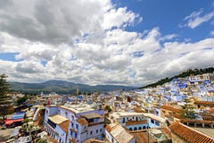 Casa azul de Chefchaouen com o céu azul em Marrocos, África imagem de stock royalty free Casa azul de Chefchaouen com o céu azul em Marrocos, África imagem de stock royalty free
