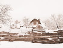 Casa com a terra e as constru??es, cobertas com a neve, a vista atr?s da cerca Composi??o, fundo toning imagens de stock royalty free Casa com a terra e as constru??es, cobertas com a neve, a vista atr?s da cerca Composi??o, fundo toning imagens de stock royalty free