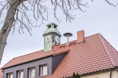 Casa con la torre de reloj y la sirena del cuerpo de bomberos local en el tejado imágenes de archivo libres de regalías Casa con la torre de reloj y la sirena del cuerpo de bomberos local en el tejado imágenes de archivo libres de regalías