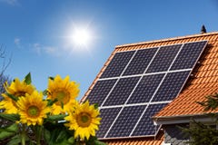Casa con los paneles solares en la azotea imagen de archivo libre de regalías Casa con los paneles solares en la azotea imagen de archivo libre de regalías