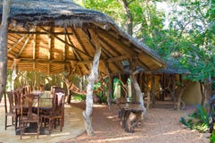 Casa de campo de lujo del safari, patio al aire libre con el tejado thached en Suráfrica foto de archivo Casa de campo de lujo del safari, patio al aire libre con el tejado thached en Suráfrica foto de archivo