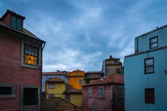 Casa de Colorfull en la ciudad de Oporto durante un día nublado en el twlight foto de archivo Casa de Colorfull en la ciudad de Oporto durante un día nublado en el twlight foto de archivo