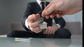 Casa de compra del hombre rico, pasando el paquete del dinero al agente inmobiliario, negocio metrajes Casa de compra del hombre rico, pasando el paquete del dinero al agente inmobiliario, negocio metrajes