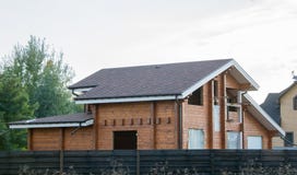 Casa de la madera bajo construcción fotografía de archivo libre de regalías Casa de la madera bajo construcción fotografía de archivo libre de regalías