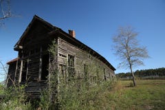 Casa de madeira abandonada da escola de Alabama perto de Alabama nivelado vermelho foto de stock Casa de madeira abandonada da escola de Alabama perto de Alabama nivelado vermelho foto de stock