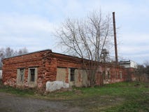 Casa de madera destruida abandonada en peque?o pueblo ruso imagen de archivo Casa de madera destruida abandonada en peque?o pueblo ruso imagen de archivo